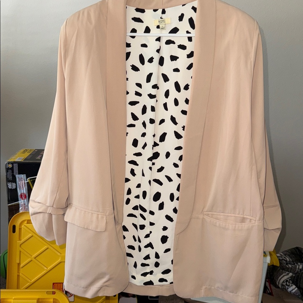 Chic Beige Blazer With Patterned Lining - image 1